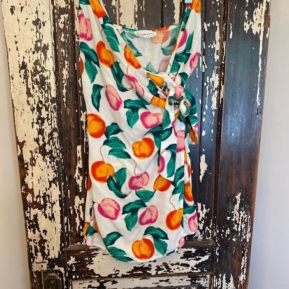 EUC Victoria and Sophia fruit wrap top. Size Small - Picture 1 of 5